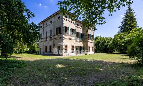 HISTORIC RESIDENCE WITH FRESCOES AND PARK