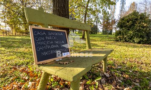 CASA SINGOLA CON PARCO IMMERSA NELLA CAMPAGNA