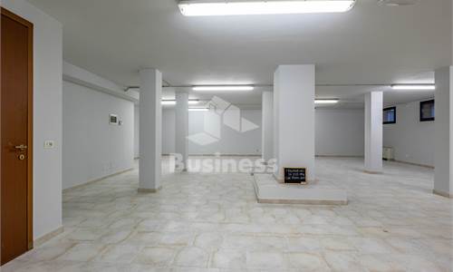 MAGAZZINO DI 135 MQ CON POSTO AUTO